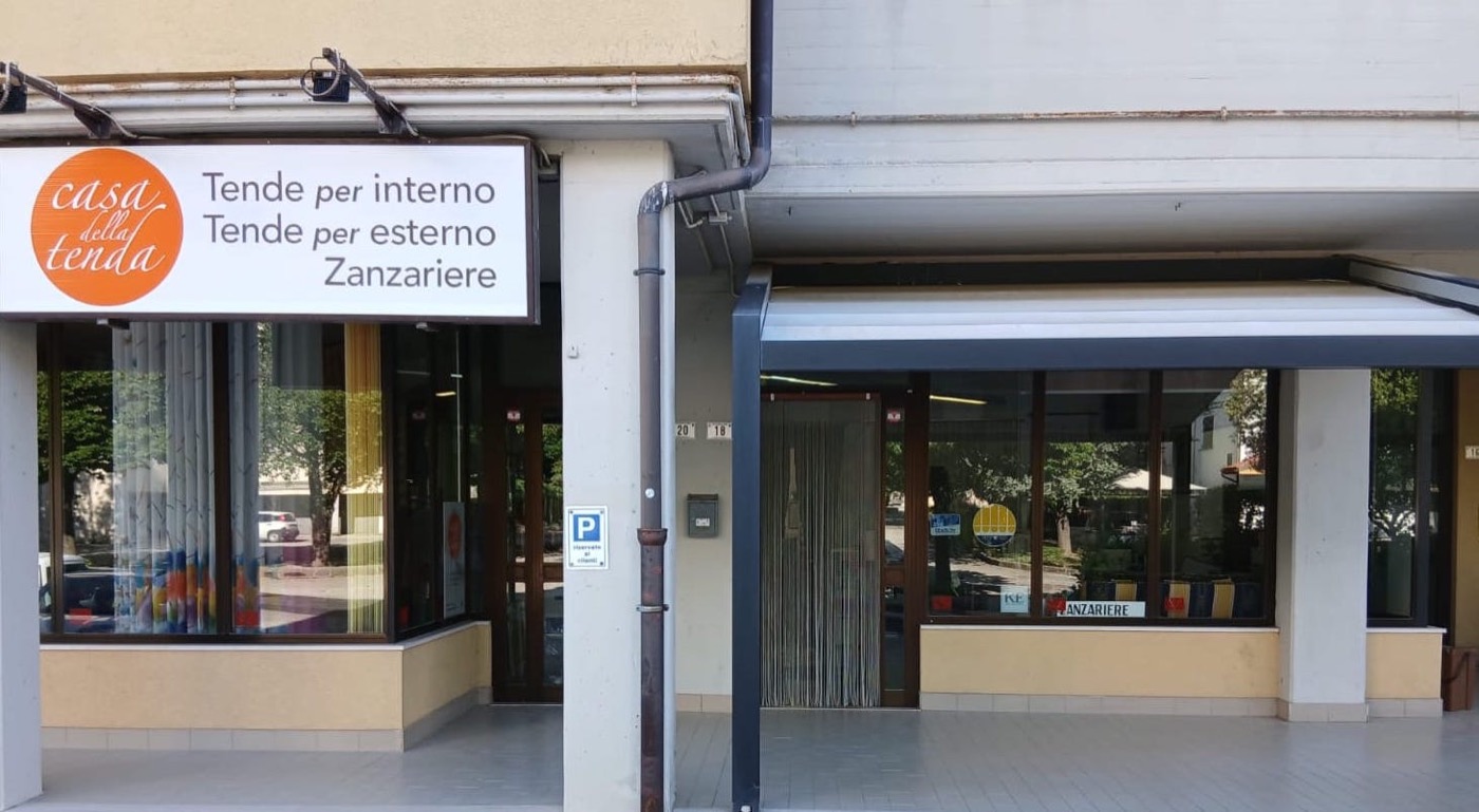 Esterno del negozio Casa della Tenda in Via Salvo D'Acquisto, Gualdo Tadino