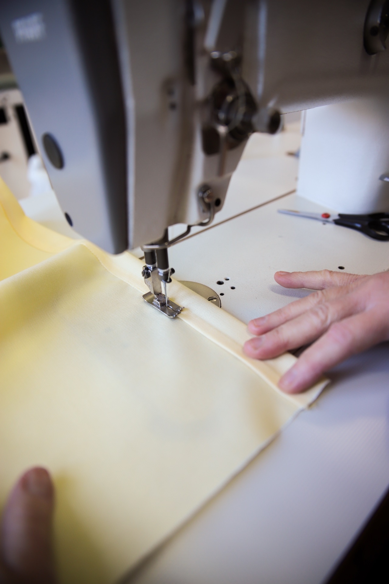 Lavorazione artigianale tende nel laboratorio Casa della Tenda