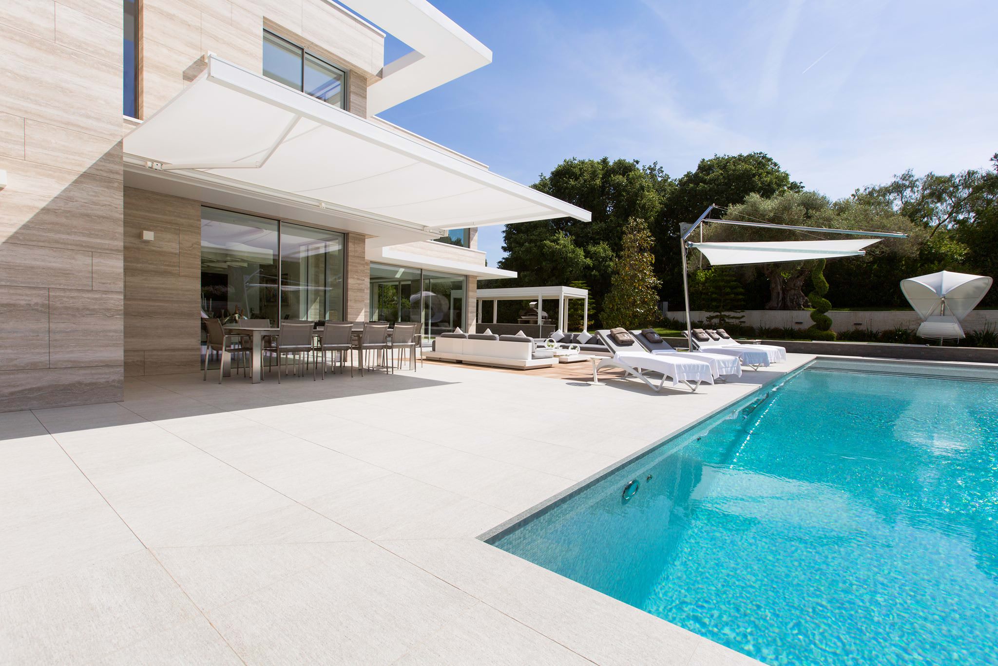 Tende da sole retrattili su villa moderna con piscina